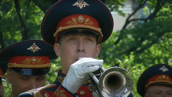 Военный оркестр поздравил ветерана Великой Отечественной со столетним юбилеем - Sputnik Latvija
