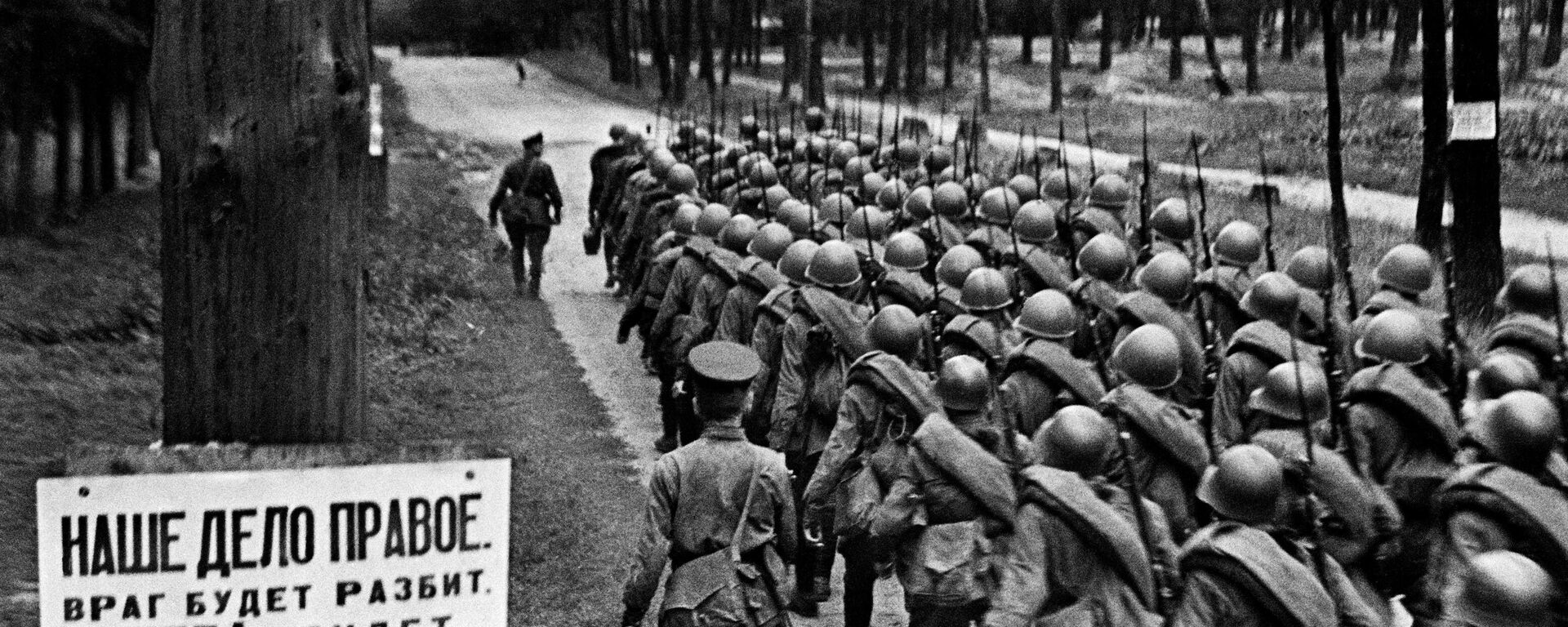 Мобилизация. Колонны бойцов движутся на фронт. Москва, 23 июня 1941 года. - Sputnik Latvija, 1920, 27.06.2021