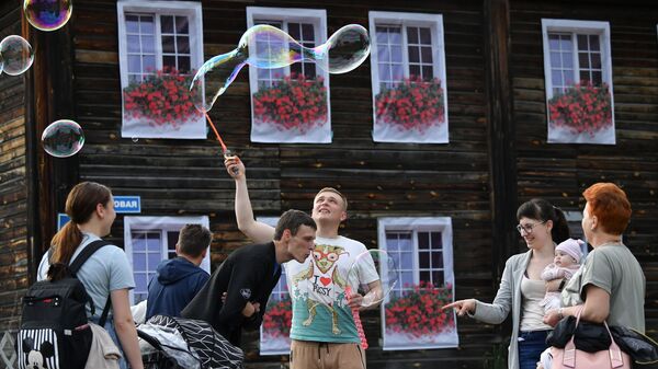 Шоу мыльных пузырей на одной из улиц в Переславле-Залесском - Sputnik Латвия