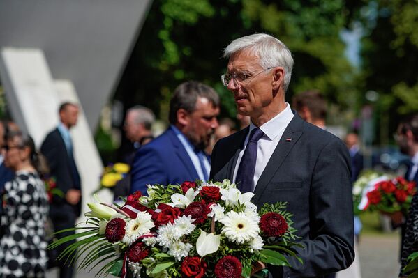 Премьер-министр Латвии Кришьянис Кариньш на церемонии возложения цветов 4 июля. - Sputnik Латвия