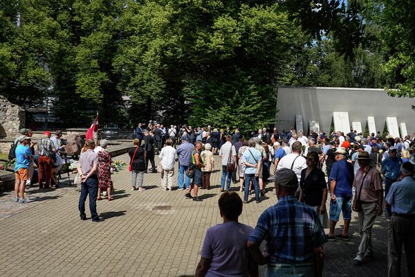Около ста человек собрались у мемориала на месте Большой хоральной синагоги. - Sputnik Латвия