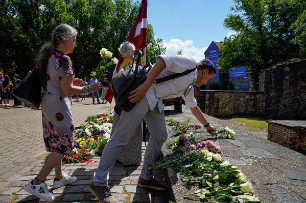 Люди возлагают цветы к мемориалу Большой хоральной синагоги в День памяти жертв геноцида еврейского народа в Латвии. - Sputnik Латвия