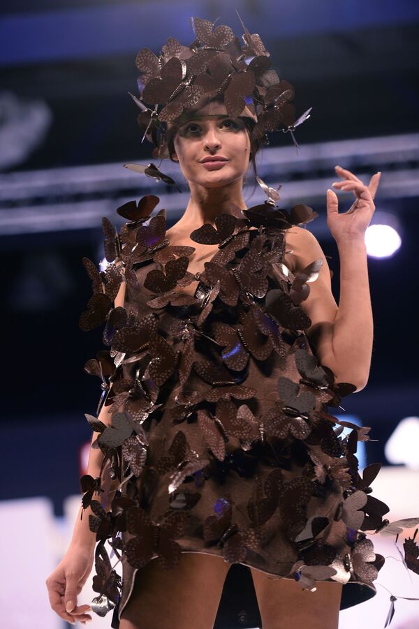 Модель демонстрирует платье, изготовленное из шоколада на пятом Московском салоне шоколада в Экспоцентре. - Sputnik Латвия