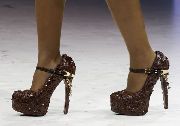 Туфли из шоколада во время показа в рамках 19-й Всемирной выставки шоколада, Париж, 29 октября 2013 года. - Sputnik Латвия