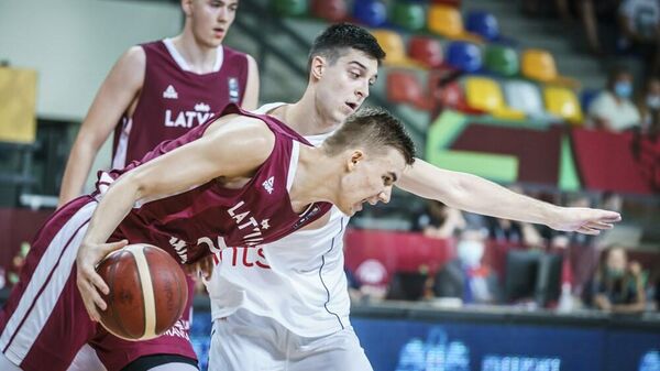 Игрок юниорской сборной Латвии по баскетболу Родийс Мачоха на матче против Сербии

 - Sputnik Латвия