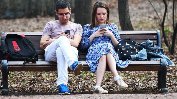 Люди с мобильными телефонами  - Sputnik Латвия