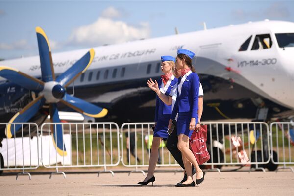 Stjuartes pasažieru lidmašīnas Il-114-300 fonā Starptautiskajā aviācijas un kosmosa salonā &quot;MAKS 2021&quot;. - Sputnik Latvija