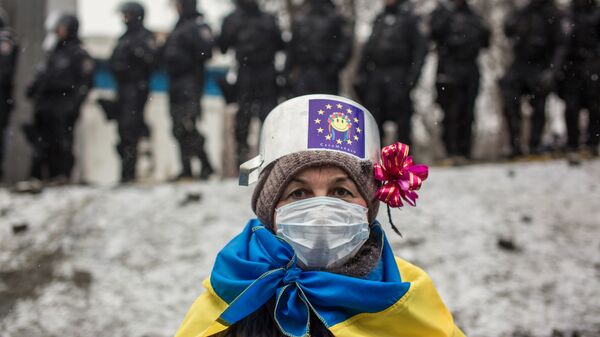 Участница протестных митингов за евроинтеграцию Украины на улице Грушевского в Киеве - Sputnik Latvija