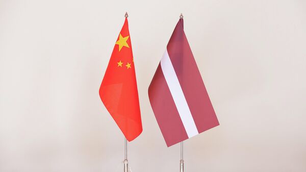 Latvijas un Ķīnas karogi. Foto no arhīva - Sputnik Latvija