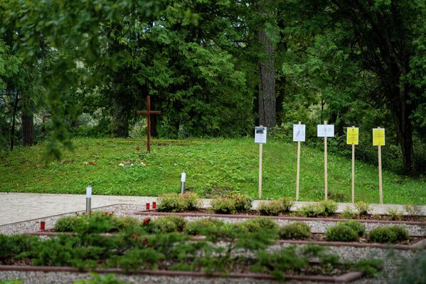 Воинское братское захоронение в Мадоне, где будут перезахоронены останки генерал-майора Якунина - Sputnik Латвия