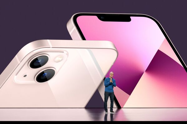 Глава Apple Тим Кук представил новый iPhone 13 во время специального мероприятия в штаб-квартире Apple в Купертино, Калифорния - Sputnik Латвия