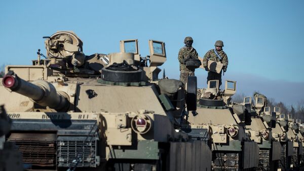Американские военные готовят танки Абрамс к разгрузке на железнодорожной станции в Литве - Sputnik Latvija