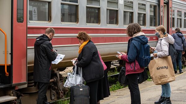Поезд с вагоном для обладателей ковид-сертификатов - Sputnik Latvija