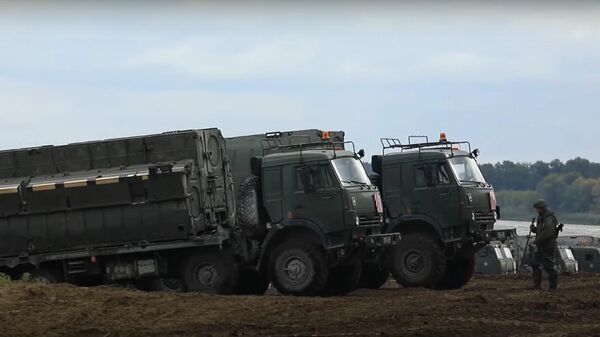 Brīnumtilts: kara inženieri pārvietoja tanku bataljonu pāri Okai - Sputnik Latvija
