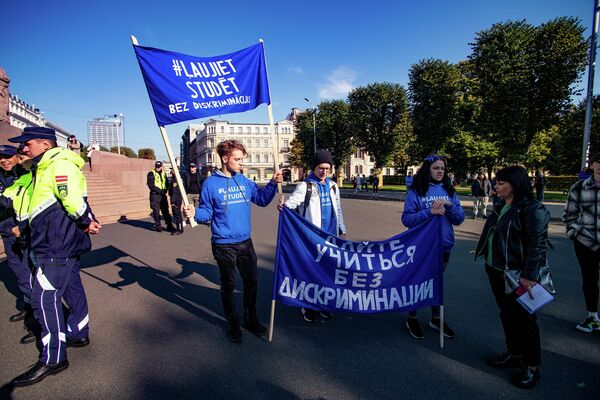 Latvijas augstskolu studenti protestē pret aizlieguma nevakcinētājiem turpināt studijas klātienē - Sputnik Latvija