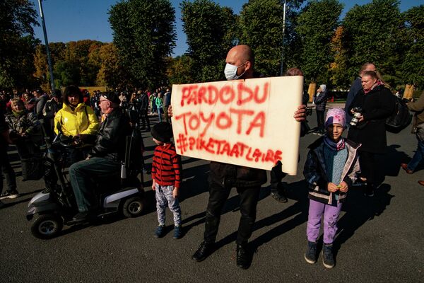 Vīrietis ar plakātu &quot;Pārdodu Toyota&quot; protesta akcijā pie Brīvības pieminekļa - Sputnik Latvija