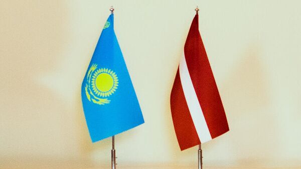 Флаги Латвии и Казахстана - Sputnik Латвия