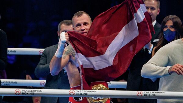 Поединок по боксу между латвийцем Майрисом Бриедисом и германцем Артуром Манном - Sputnik Латвия