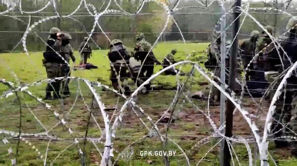 Штурм колючки и жесткое задержание: мигранты прорываются в Польшу - Sputnik Latvija