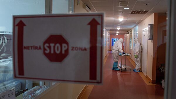 Вход в отделение интенсивной терапии с тяжелыми больными с COVID-19 в Центре легочных заболеваний и туберкулеза в Даугавпилсе - Sputnik Латвия