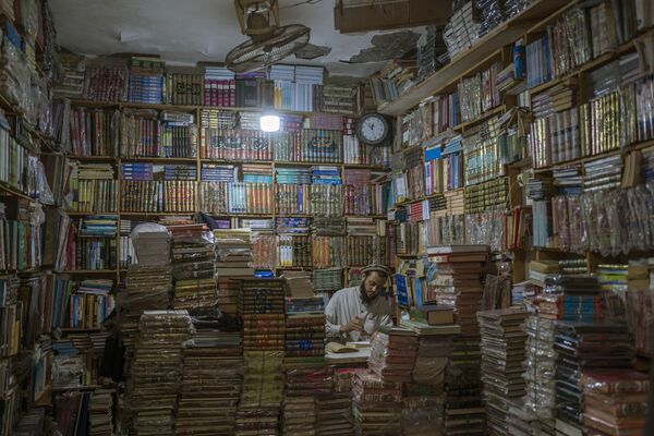 Grāmatnīcas īpašnieks labo grāmatu Heratā, Afganistānā, 22. novembris - Sputnik Latvija
