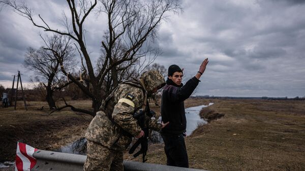 Военнослужащий ВСУ обыскивает мирного жителя в селе к востоку от города Бровары - Sputnik Латвия