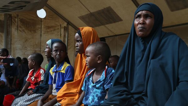 Женщина и дети из Сомали, находящиеся в лагере беженцев в Дадаабе, Кения, 12 апреля 2018 года  - Sputnik Латвия