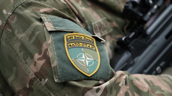 Шеврон НАТО на рукаве форменной одежды военнослужащего - Sputnik Латвия