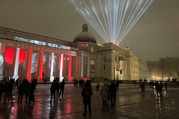 На фото: световые инсталляции на зданиях на Кафедральной площади.  - Sputnik Латвия