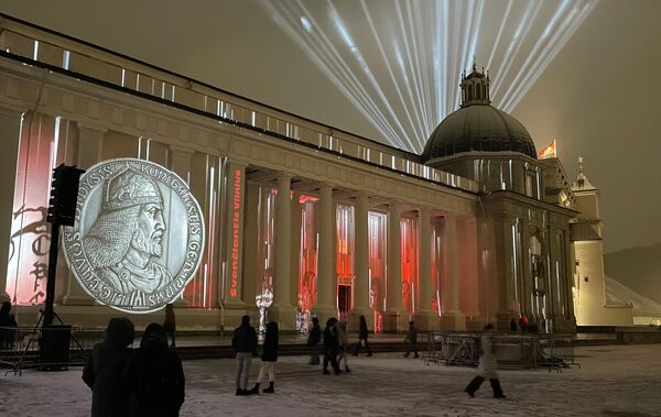 Фрагменты короткометражного фильма об истории Вильнюса на фасадах зданий на Кафедральной площади. - Sputnik Латвия