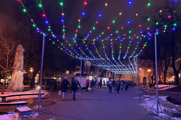 Традиционно Вильнюсский фестиваль света собирает в Старом городе столицы большое количество зрителей. На фото: световая инсталляция в парке Свиридо. - Sputnik Латвия