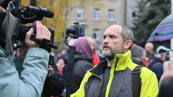 Литовский активист-оппозиционер Лауринас Рагельскис на митинге перед зданием государственного телевидения и радио в Вильнюсе - Sputnik Латвия