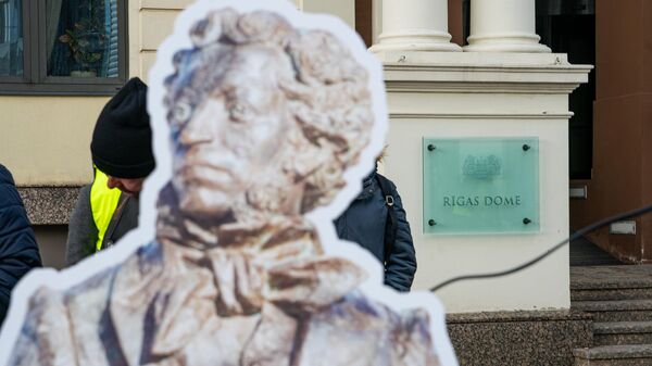Пикет в защиту памятника Пушкину на Ратушной площади в Риге - Sputnik Латвия