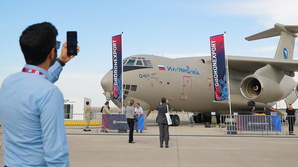 Тяжелый транспортный Ил-76МД-90А(Э) на авиакосмическом салоне Dubai Airshow 2023 - Sputnik Латвия