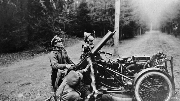 Военнослужащие действующей армии стреляют из пулемета по аэроплану во время первой мировой войны 1914 - 1918 г. г. - Sputnik Латвия