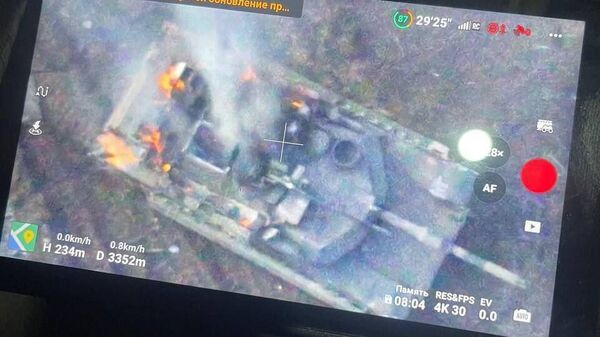 Изображение американского танка Абрамс, пораженного в зоне СВО российским дроном-камикадзе 26 февраля 2024 года - Sputnik Латвия