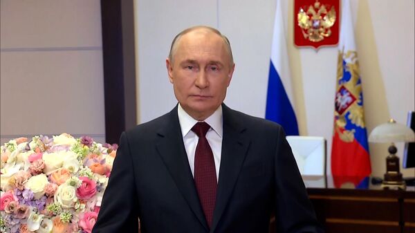 Президент России Владимир Путин поздравил россиянок с 8 Марта - Sputnik Латвия
