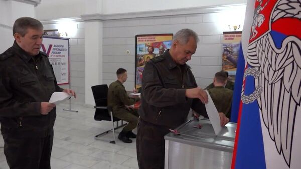 Шойгу, Лавров и другие: как первые лица РФ голосовали на выборах (видео) - Sputnik Латвия