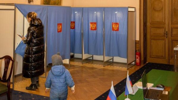 Голосование в Риге на выборах президента России - Sputnik Латвия