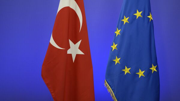 Флаги Турции и ЕС накануне саммита в Брюсселе - Sputnik Latvija