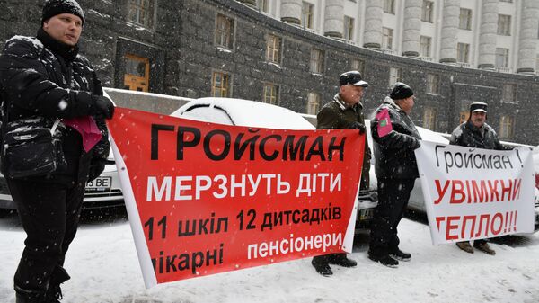 Жители Украины проводят пикет около здания кабинета министров в Киеве с требованием включить отопление в городах страны - Sputnik Latvija