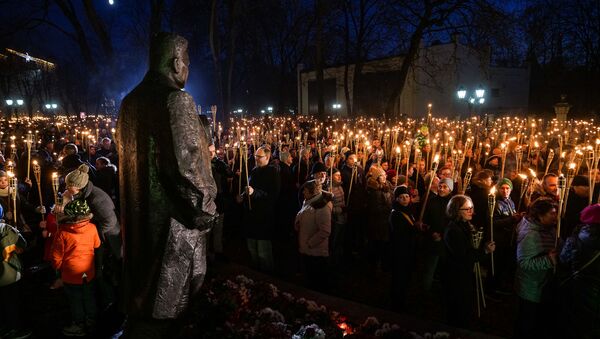 Факельное шествие у памятника Карлису Улманису 18 ноября в Риге - Sputnik Latvija