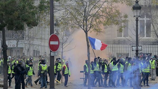 Акция протеста автомобилистов желтые жилеты в Париже - Sputnik Латвия