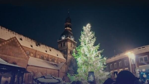 На Домской площади зажгли рождественскую елку! - Sputnik Латвия