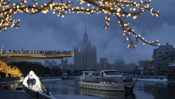 Парящий мост в парке Зарядье и туристический теплоход на Москве-реке - Sputnik Latvija