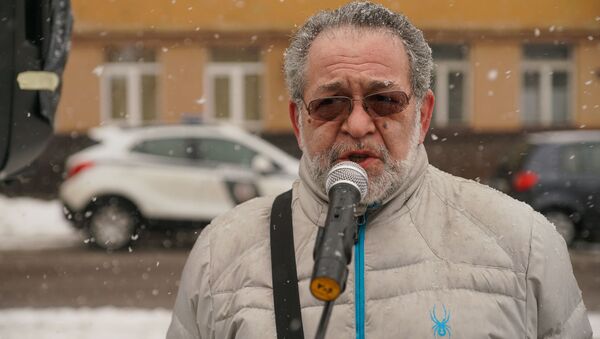 Иосиф Корен на пикете у здания литовского посольства в Риге в поддержку арестованного в Вильнюсе литовского политика Альгирдаса Палецкиса - Sputnik Latvija