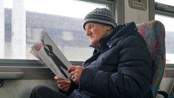 Латвиец читает журнал в поезде - Sputnik Латвия