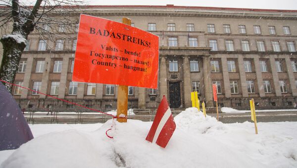 Айнарс Кадишс проводит голодовку у здания кабинета министров в Риге - Sputnik Latvija