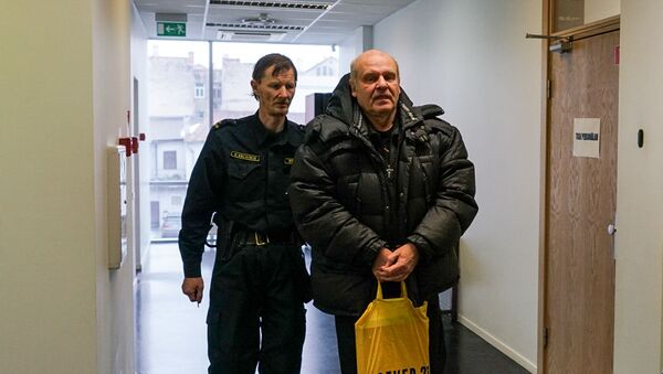 Подозреваемый в шпионаже в пользу РФ Олег Бурак в здании суда в Риге - Sputnik Латвия