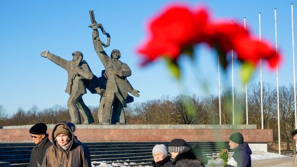 Церемония возложения венков и цветов к памятнику Освободителям Риги в Пардаугаве, 22 февраля 2019 года - Sputnik Латвия
